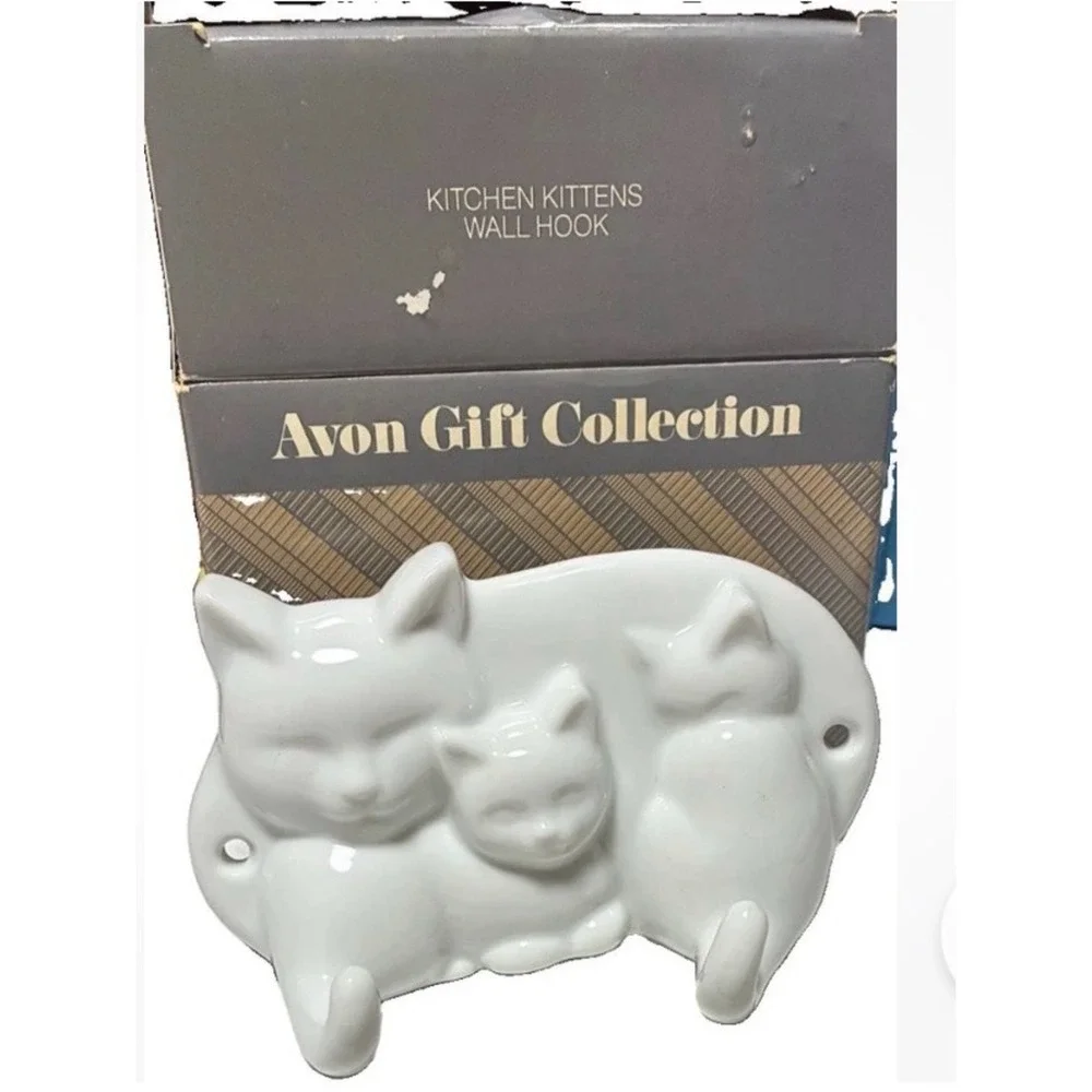 Avon Kitchen Kittens Wall Hook Ceramic White Cat Family Avon Gift Collection NIB